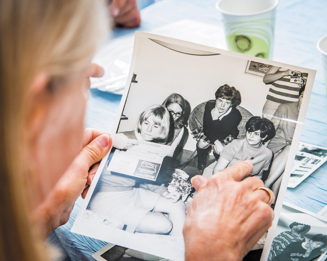 Alum looking at a black-and-white picture of students in a dorm